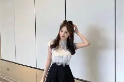 海底捞女网红阿朱低俗视频曝光网友质疑其穿衣自由